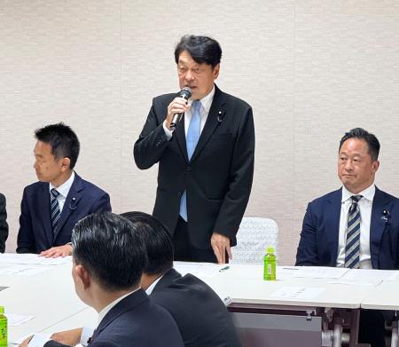 自民党の「自衛隊の人的基盤強化を実現する議員連盟」の設立総会冒頭に発言する小野寺元防衛相（中央）＝１３日午後、東京・永田町の党本部