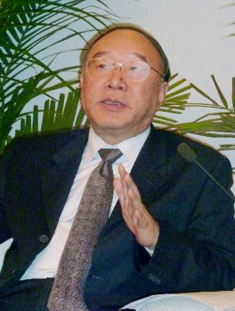 ２０１０年３月、日本メディアと記者会見する中国重慶市の黄奇帆市長（共同）