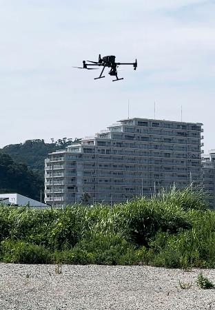 ＡＩによる密漁検知システムの実証実験で飛び立つドローン＝８月、神奈川県横須賀市