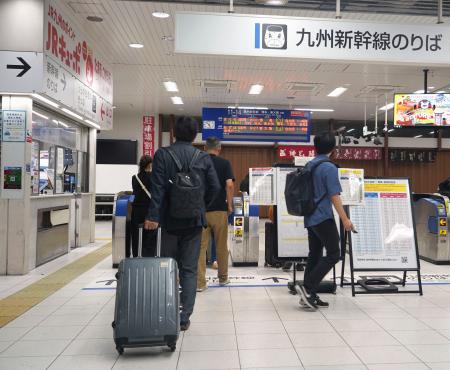 熊本―鹿児島中央間の運行が再開された九州新幹線を利用する人たち＝１４日午前、ＪＲ鹿児島中央駅