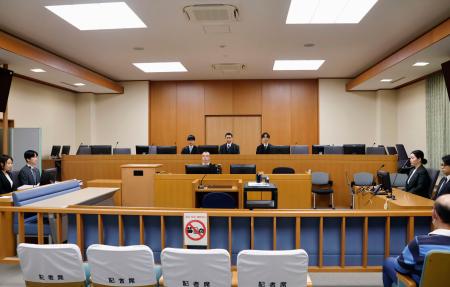 太田亜紀子被告の初公判が行われた水戸地裁の法廷＝１４日午前