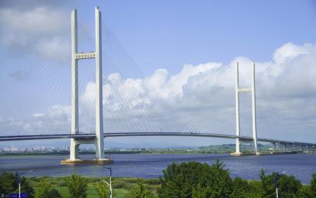 中国と北朝鮮の国境の鴨緑江に架かる「中朝鴨緑江大橋」＝７月、中国遼寧省丹東市から撮影（共同）