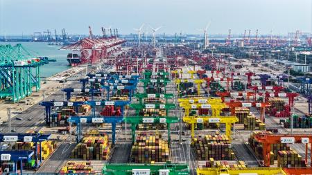 中国・天津市の港に積まれたコンテナ＝９月（新華社＝共同）
