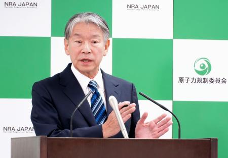 記者会見する原子力規制委員会の山中伸介委員長＝１４日午後、東京都港区
