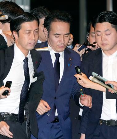 首相官邸に入る簗農相(中央)=14日午後