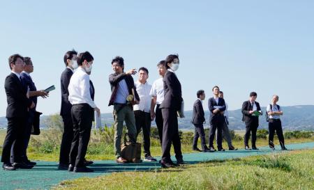 国営諫早湾干拓事業を巡る訴訟で、現地を視察する長崎地裁の裁判官ら＝１４日午後、長崎県諫早市