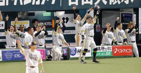４回、近藤の適時二塁打に盛り上がるソフトバンクナイン。右端は小久保監督＝みずほペイペイドーム