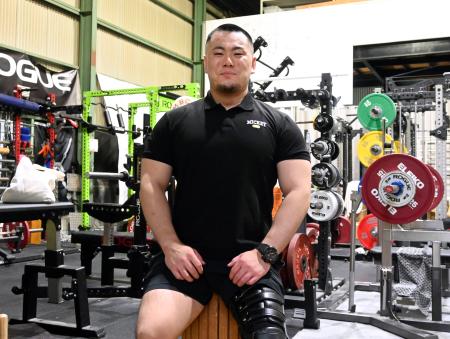 撮影に応じる愛知・名古屋アジアパラ大会パワーリフティング男子８０キロ級代表の日野雄貴＝９月、名古屋市