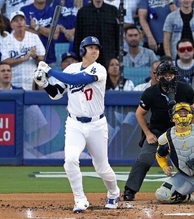ブルワーズ戦の2回、左飛に倒れたドジャース・大谷=ロサンゼルス(共同)