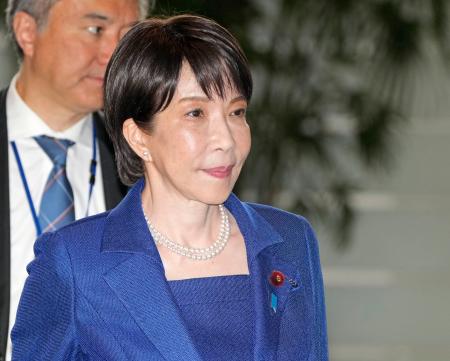 首相官邸に入る高市首相=15日午前