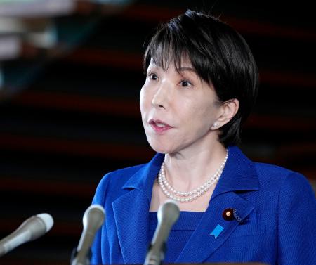 記者団の取材に応じる高市首相=15日午前