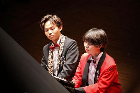 連弾する「兄ーズ」の2人(撮影:Daisuke Tomita)