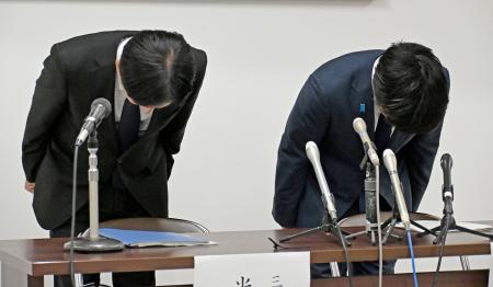 記者会見で謝罪する新潟県三条市の滝沢亮市長（右）ら＝１５日午前、市役所