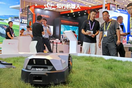 中国最大級の貿易商談「広州交易会」で展示された芝刈り用ロボット＝１５日、中国広州市（共同）