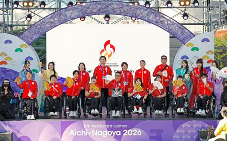 愛知・名古屋アジアパラ大会の歓迎式典に参加した日本選手団=15日、名古屋港のガーデンふ頭