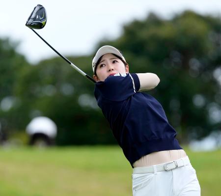 第１日、６番でティーショットを放つ蛭田みな美。７アンダーで首位＝東急セブンハンドレッド