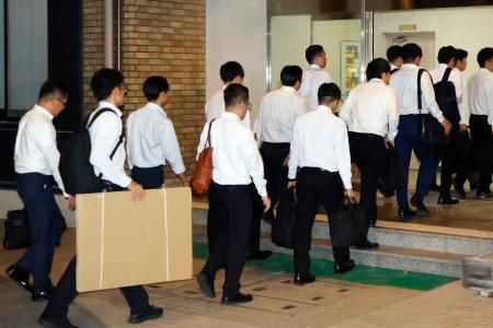 袋井土木事務所へ家宅捜索に入る静岡県警の捜査員＝１５日午後、静岡県袋井市