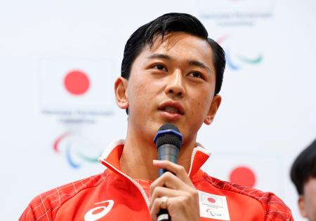 記者会見する車いすテニス男子の小田凱人＝１５日、名古屋市