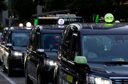 東京都内で待機するタクシー＝１５日午後