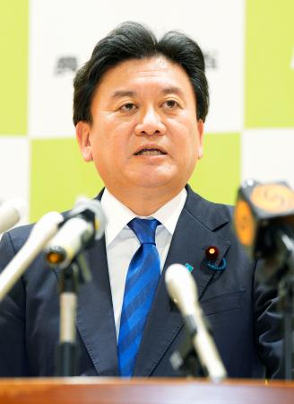 記者会見する武部新農相＝１５日夜、農水省