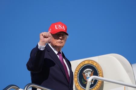 米大統領専用機エアフォースワンに乗り込むトランプ大統領＝１４日、米アリゾナ州（ＡＰ＝共同）