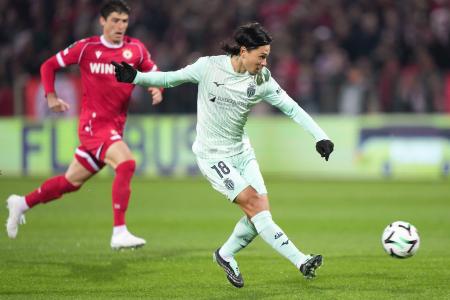 ＣＳＫＡソフィア戦でプレーするモナコの南野＝ソフィア（共同）