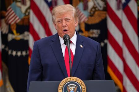 １５日、米ワシントンのホワイトハウスで開かれた式典で話すトランプ大統領（ＡＰ＝共同）