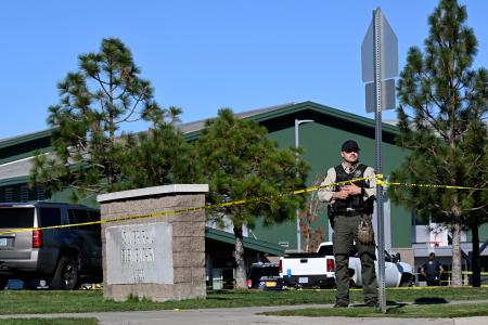 １５日、銃撃事件のあった米オレゴン州の小学校に張られた規制線（ＡＰ＝共同）