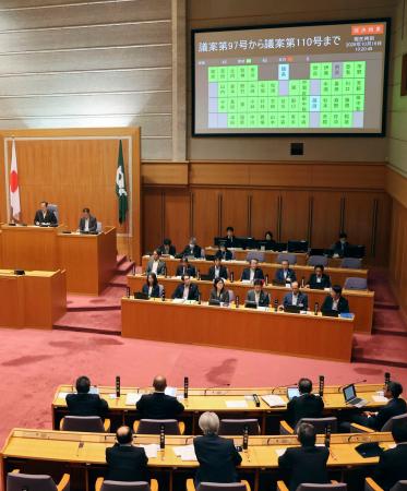 全国初となるカスハラ罰則条例が可決、成立した三重県議会＝１６日午前