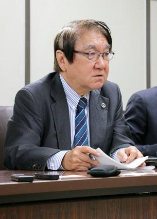 旧統一教会の清算手続きに関し、記者会見する全国統一教会被害対策弁護団の村越進弁護団長＝１６日午後、東京・霞が関の司法記者クラブ