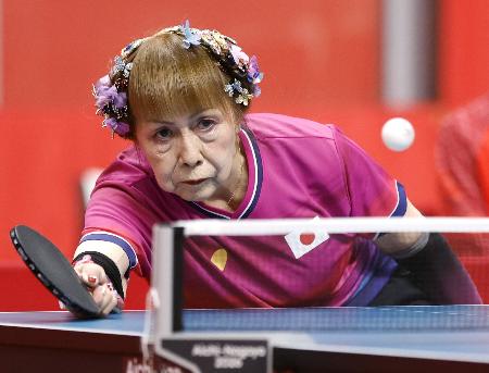 女子シングルス（車いす４、５）１次リーグ　中国選手と対戦する別所キミヱ＝豊田市総合体育館