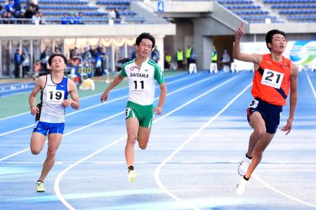 少年男子Ａ１００メートル決勝　大会新の１０秒１５で優勝した松下碩斗（右）。左は２位の清水空跳＝カクヒログループアスレチックスタジアム