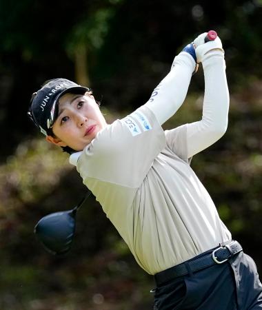 第2日、12番でティーショットを放つ蛭田みな美。通算11アンダーで首位=東急セブンハンドレッド