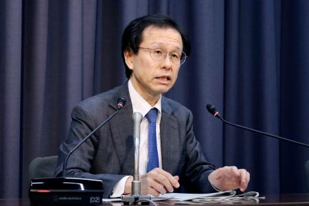 記者会見する財政制度等審議会の土居丈朗部会長代理＝１６日午後、財務省