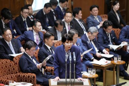 参院予算委で答弁する高市首相（中央手前）＝１６日午後