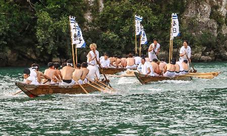 和歌山・三重県境を流れる熊野川で行われた「御船祭」の早船競漕＝１６日午後