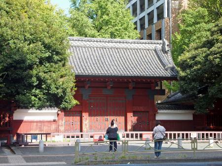 東大の赤門＝東京都文京区