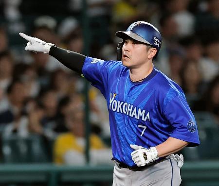 ３回、先制３ランを放ちスタンドに向かってポーズをとるＤｅＮＡ・佐野＝甲子園