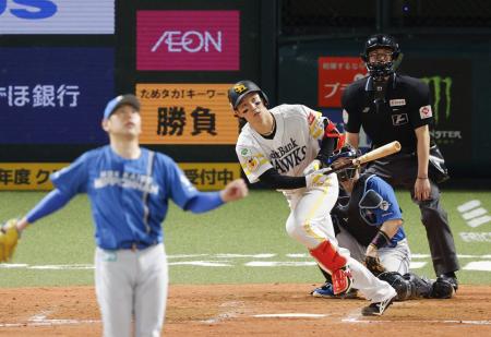５回ソフトバンク１死二塁、正木が左中間に逆転２ランを放つ。投手加藤貴＝みずほペイペイドーム