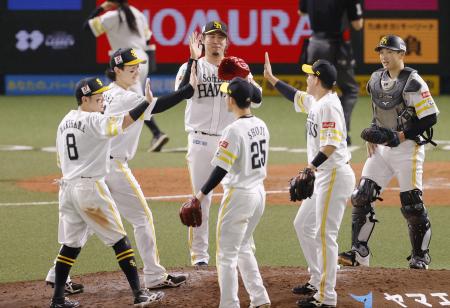 日本ハムに３連勝で日本シリーズ進出を決め、喜ぶソフトバンクナイン＝みずほペイペイドーム
