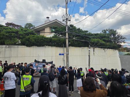映画「暗殺者(たち)」の主演俳優の自宅前で抗議する保守系団体のメンバーら=4日(聯合=共同)