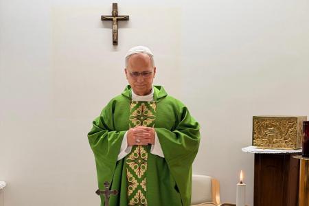 16日、イタリア・ローマの病院でミサを執り行うローマ教皇レオ14世(バチカンメディア提供・AP=共同)
