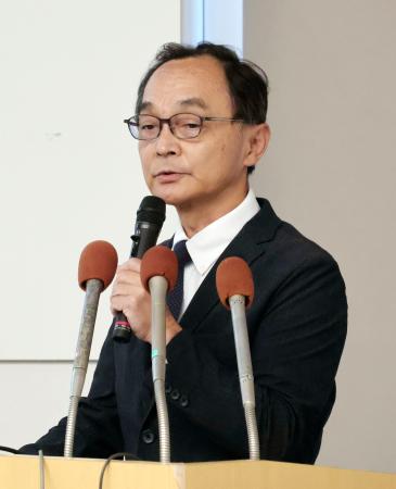 記者会見で研究成果について説明する鹿児島大の高峯和則教授＝９月、鹿児島市