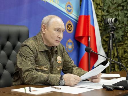 　ロシア軍司令部を訪れたプーチン大統領＝１６日（ロシア大統領府提供・共同）