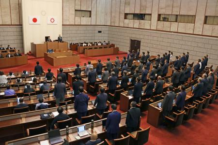 埼玉県議会の本会議=17日午前5時52分