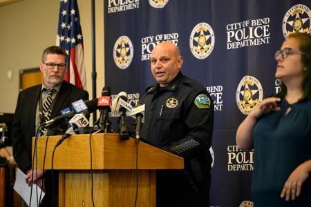 米オレゴン州ベンドの小学校での銃撃事件を受け、記者会見する地元警察関係者＝１６日（ゲッティ＝共同）