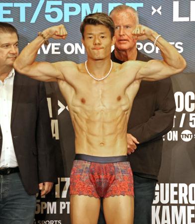 ＷＢＡフェザー級タイトルマッチの前日計量をパスし、ポーズをとる亀田和毅＝１６日、ラスベガス（共同）