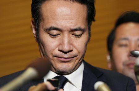 １４日、高市首相に辞表を提出し、首相官邸で記者団の取材に応じる簗和生氏