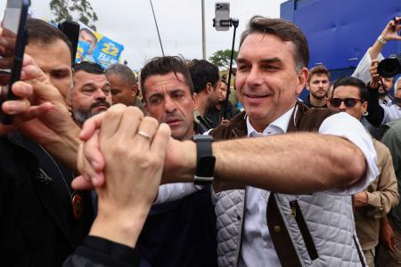 １４日、ブラジル南部ポルトアレグレで、選挙運動をするフラビオ・ボルソナロ上院議員（ロイター＝共同）