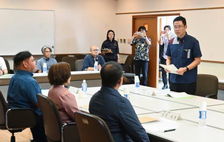 　米軍普天間飛行場の移設工事現場に近い地域の区長らと面会する沖縄県の古謝玄太知事（右端）＝１７日午前、沖縄県名護市辺野古